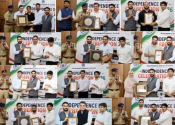 Srinagar Admin felicitates meritorious Civil & Police Officials in the run up to I-Day Celebrations