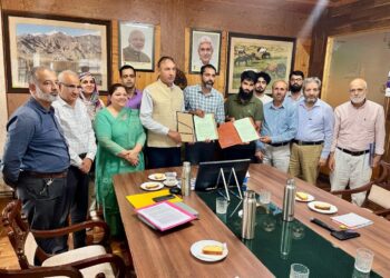 SKUAST-K signs MoA with Naqash Royal Arts to advance Handmade Pashmina Knitwear Innovation