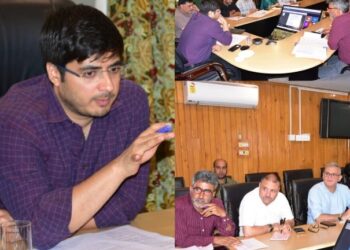 City Municipal Commr Srinagar  reviews execution, functioning of EESL, ITMS