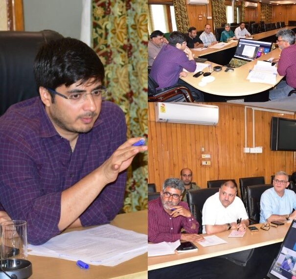 City Municipal Commr Srinagar reviews execution, functioning of EESL, ITMS