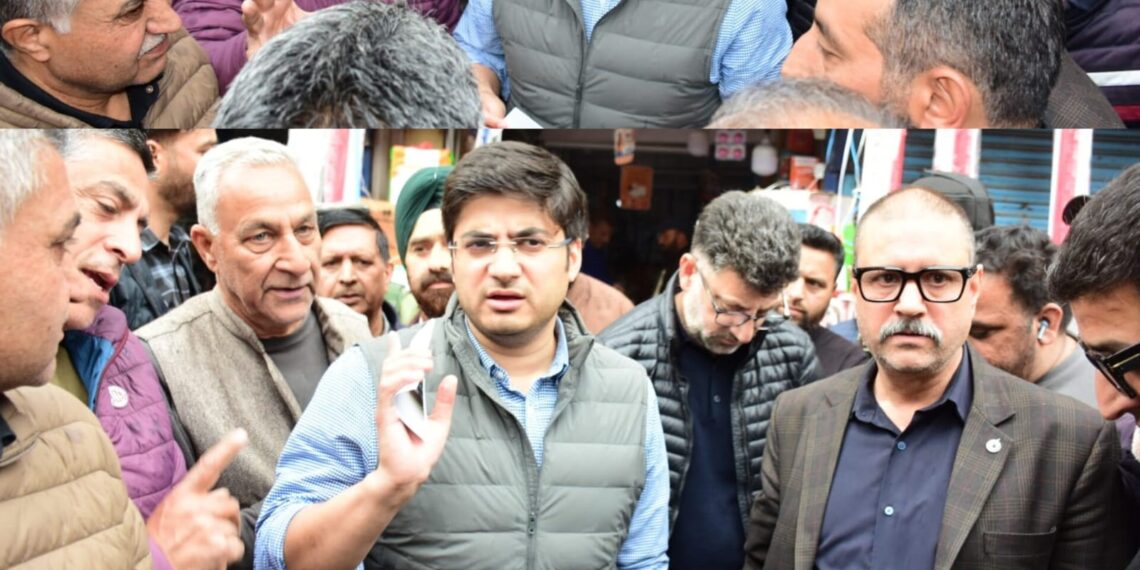 City Municipal Commr Srinagar visits Maisuma Market; Orders immediate measures for Drainage &  Street Lighting