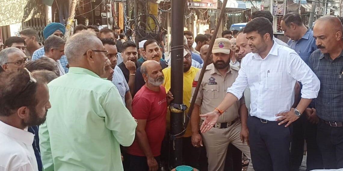 City Municipal Commr inspects encroachment situation in City Chowk, Malhotra Mohalla