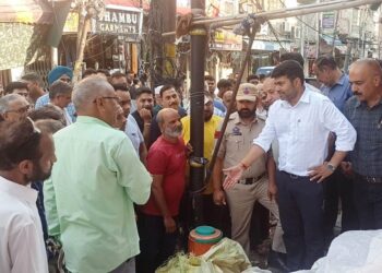 City Municipal Commr inspects encroachment situation in City Chowk, Malhotra Mohalla