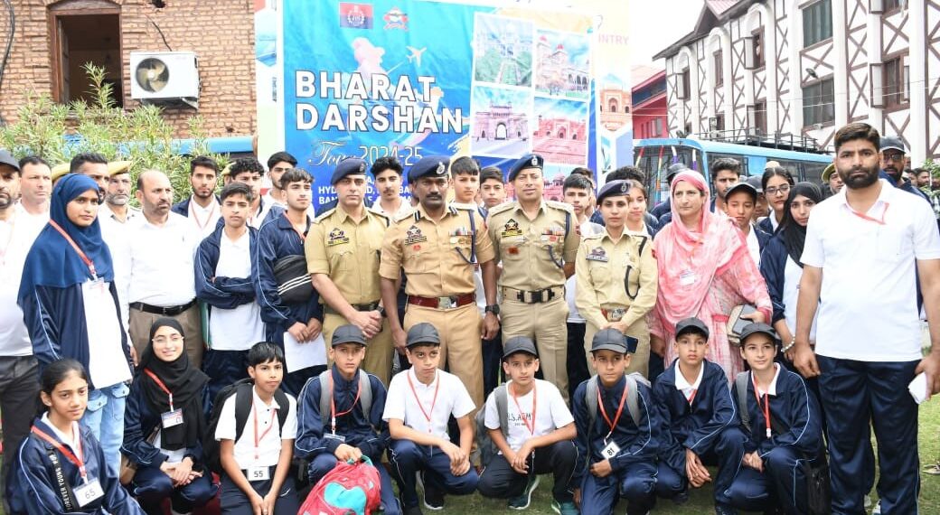 SSP Srinagar flags off group of students for Bharat Darshan Tour