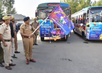 SSP G’bal flags off group of students for Bharat Darshan Tour