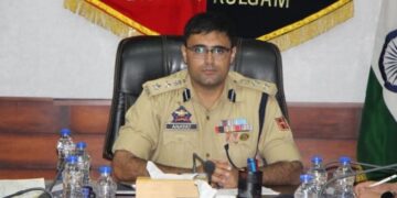SSP Kulgam Reviews Security Scenario and Anti-Terror Operations at DPO Kulgam