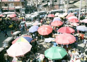 Street vendors in Kashmir work through intense heat