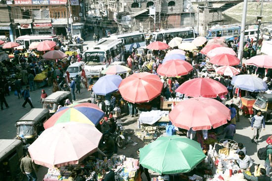 Street vendors in Kashmir work through intense heat