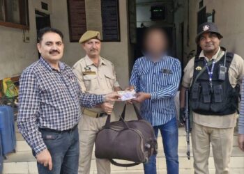 Ticket checker returns passenger’s bag with cash, documents at Jammu station