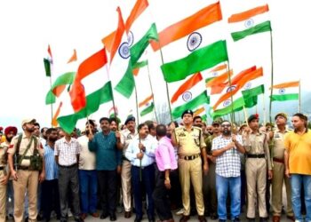 Five-kilometre human chain glows in Tricolours under Har Ghar Tiranga campaign 2025 in Poonch