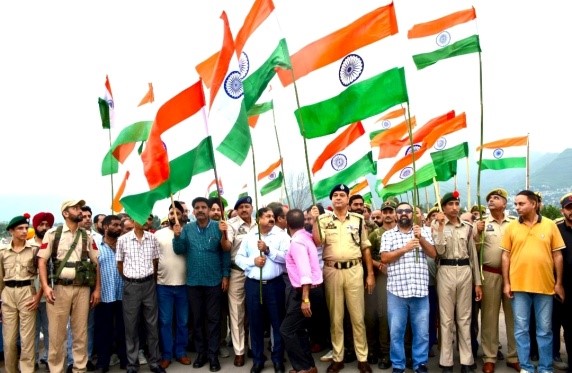 Five-kilometre human chain glows in Tricolours under Har Ghar Tiranga campaign 2025 in Poonch