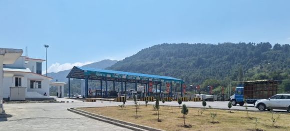 After giving free access to HMVs 11616 trucks traverse J&K Highway in past 3 days