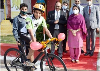 Union Minister Meghwal fulfills dream of young cyclists of Udhampur