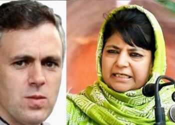 Omar, Mehbooba meet fire affected families at Nigeen Lake