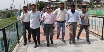 VC JKLCMA visits BrariNambal, Khushalsar lakes to oversee progress of restoration works