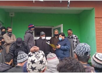 VC DDC Shopian tours Berthipora, adjoining areas; meets several delegations