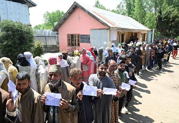Srinagar Admin rebuts allegations of not allowing voters to come to the booths in cars